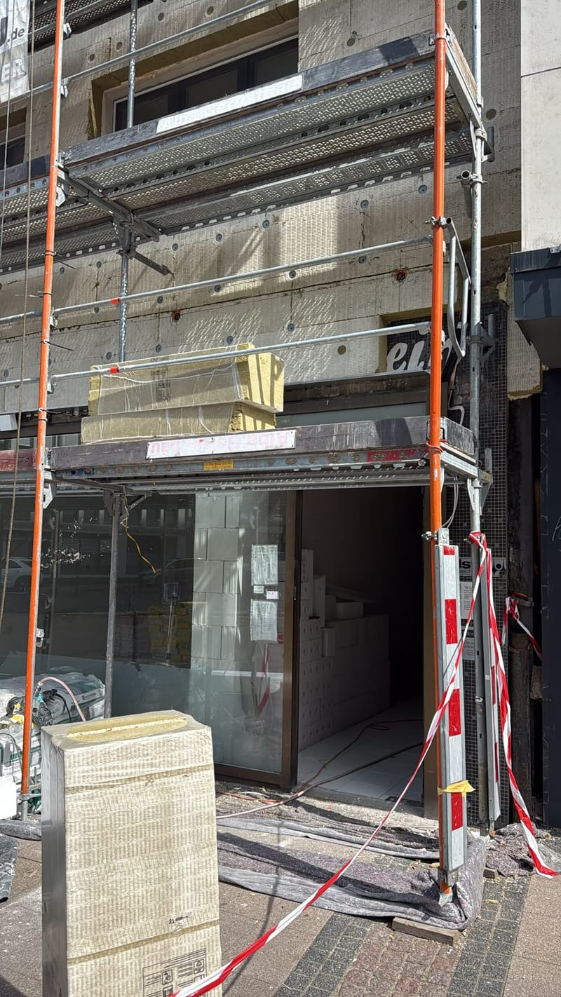 Gerüst mit Dämmmaterial an einer Baustelle der G.E.N.F. Gruppe