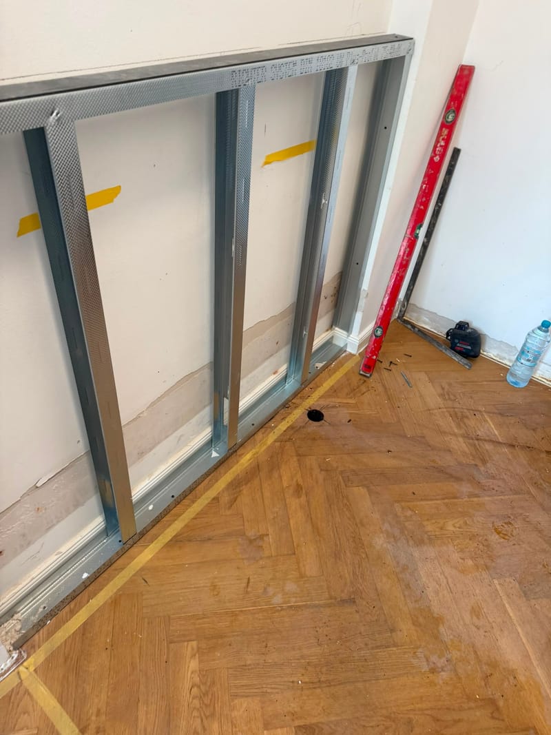 Metallständerwerk für Vorwandinstallation auf Fischgrät-Parkett