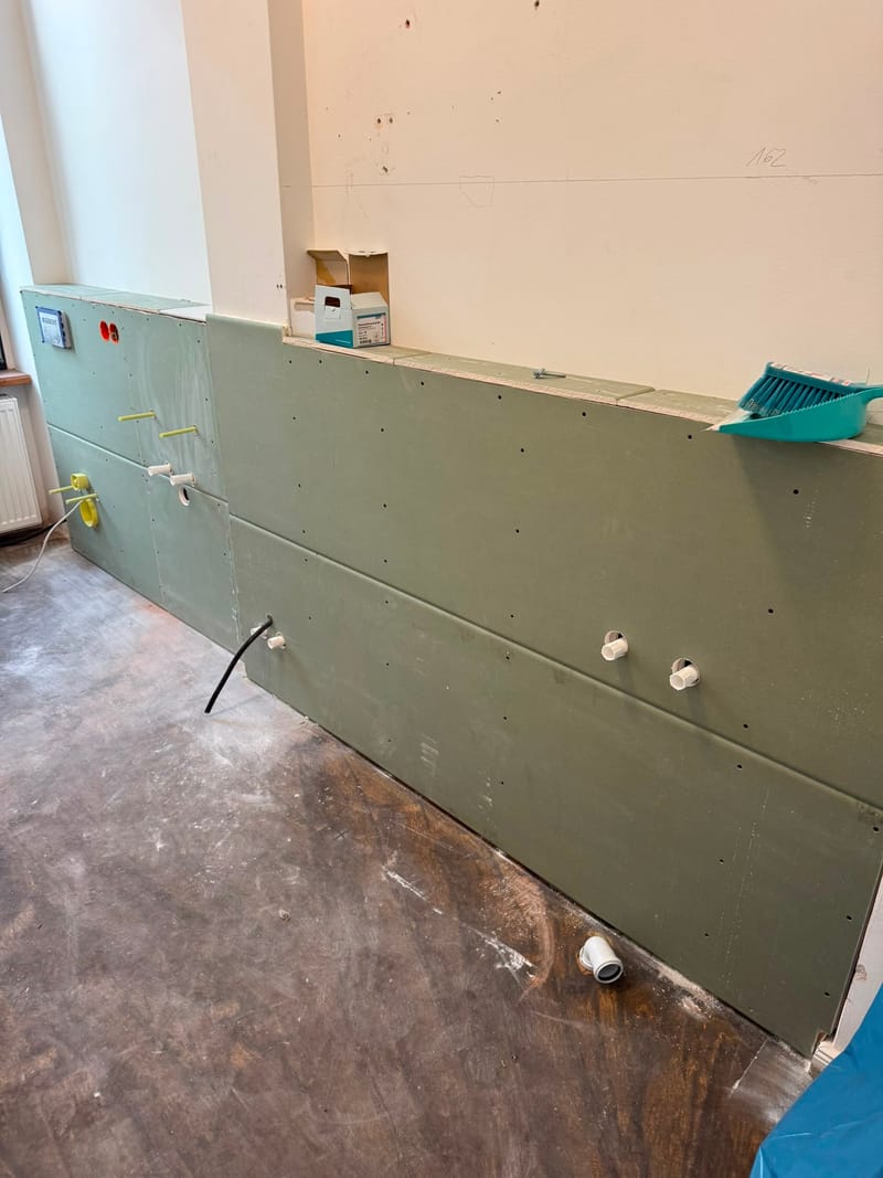 Beplankte Vorwand mit Feuchtraumplatten und Anschlüssen