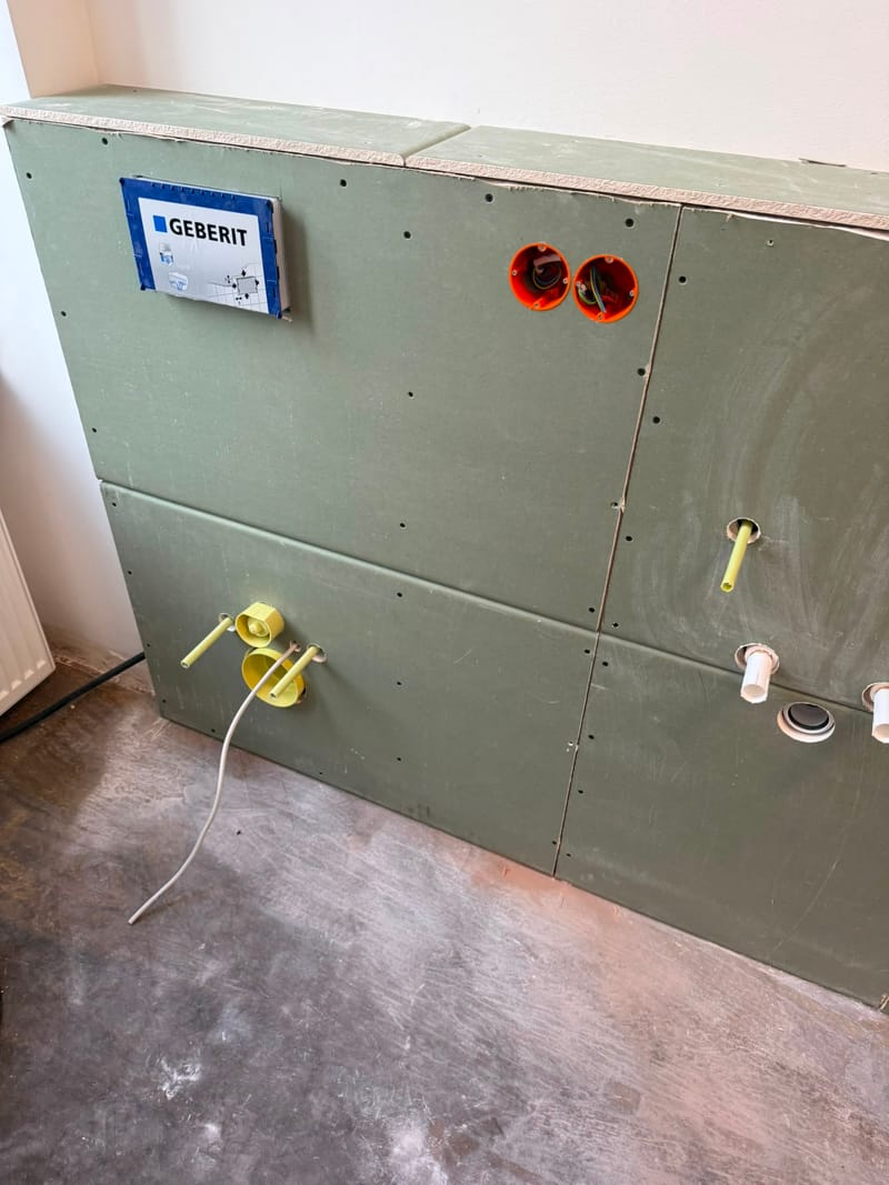Vorwandinstallation mit Geberit-System und Elektrodosen