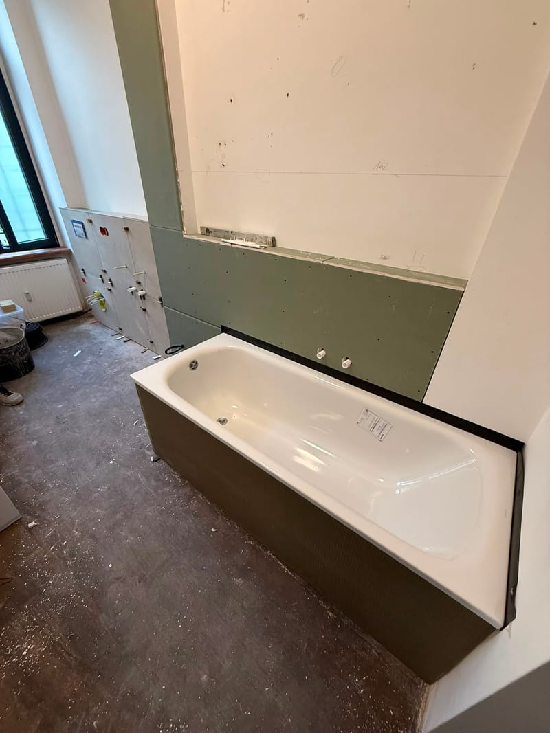 Neue Badewanne vor Feuchtraum-Vorwand