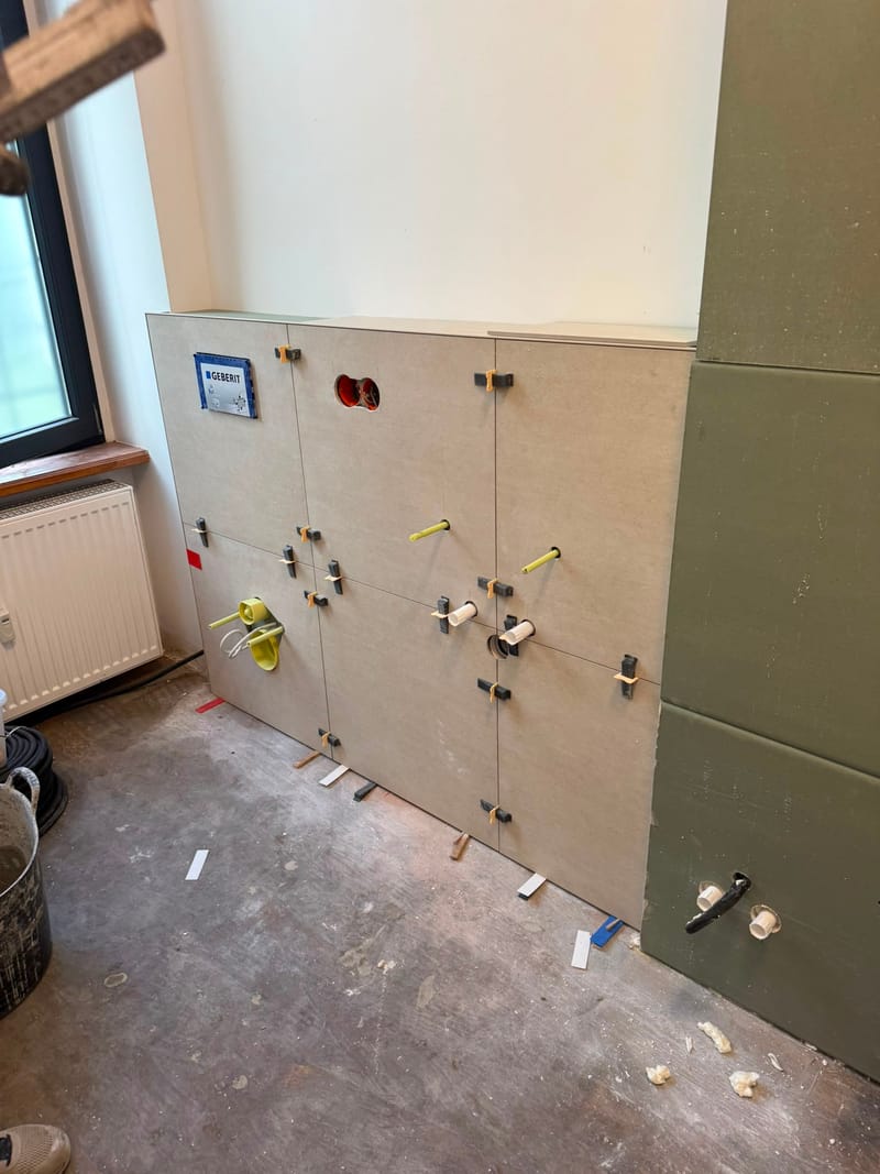 Halb geflieste Vorwand mit Nivellierkeilen