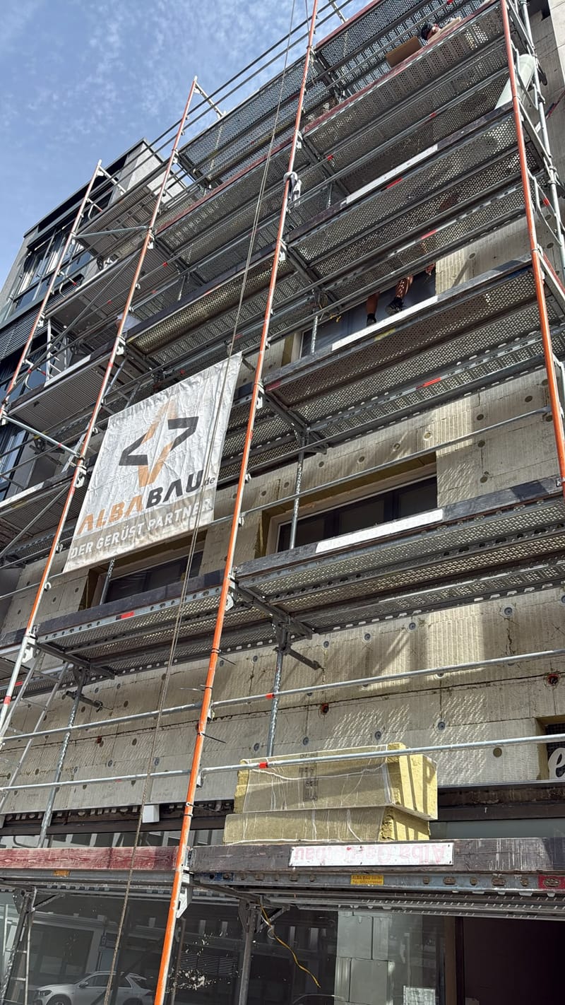 Blick ins Gerüst mit gedämmter Fassade